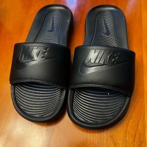 Black Nike Victori One slides NWOB